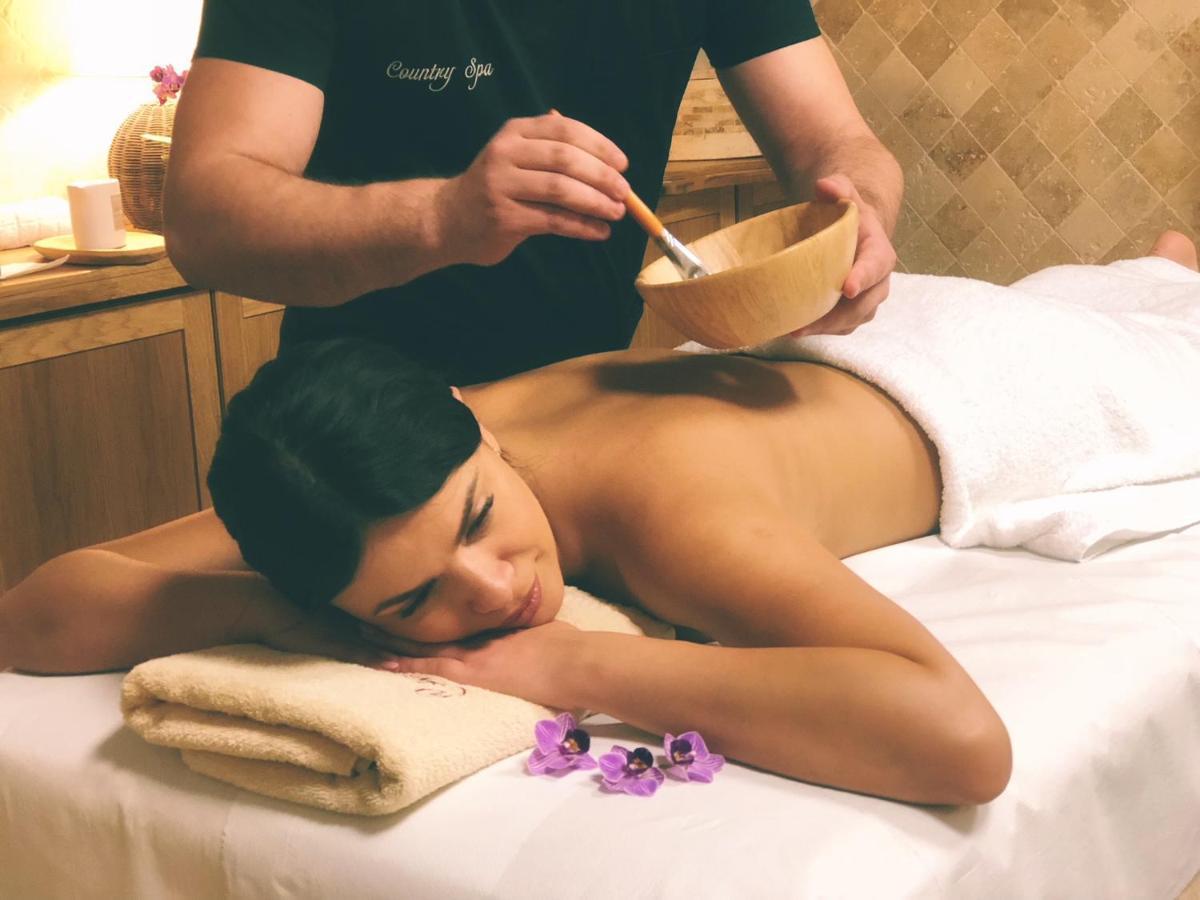 Country Spa Retreat Snagov Eksteriør bilde A spa treatment