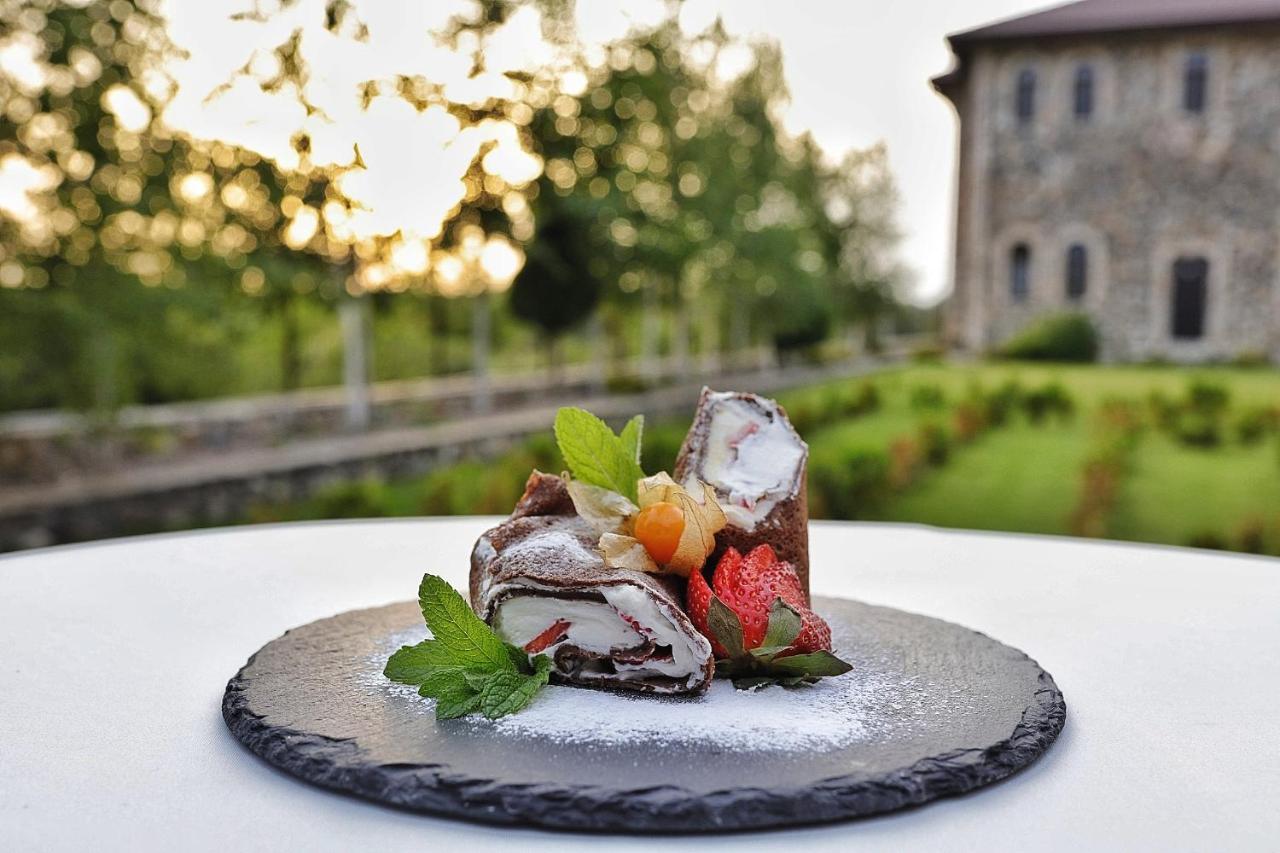 Country Spa Retreat Snagov Eksteriør bilde A chocolate dessert