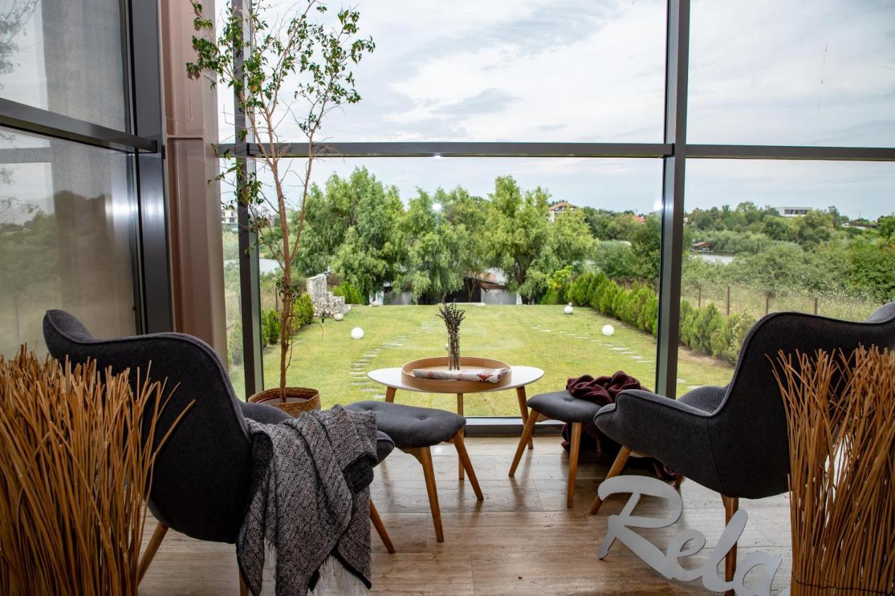Country Spa Retreat Snagov Eksteriør bilde View from the living room