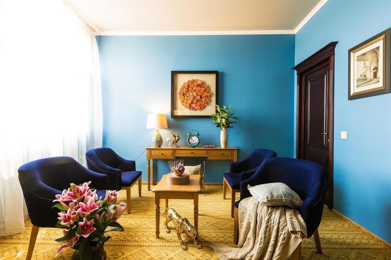 Country Spa Retreat Snagov Eksteriør bilde A room with blue walls and blue furniture